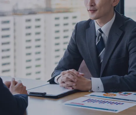 男性と顧客が会話をしている様子