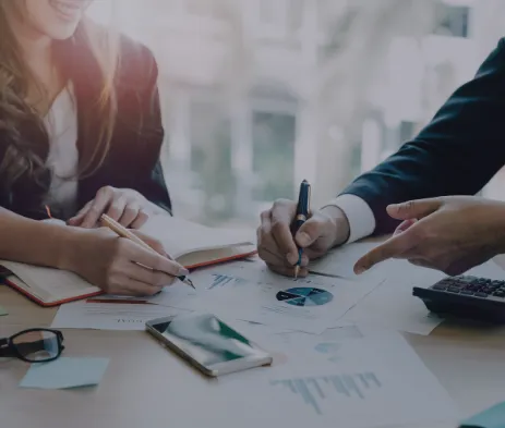 男性社員と女性社員の会議の様子