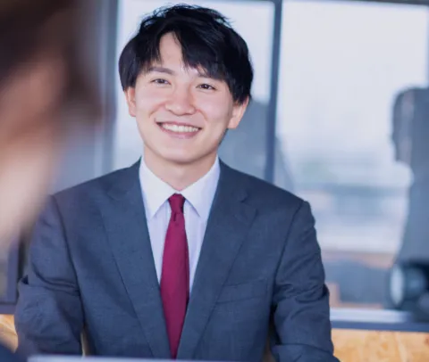 スーツを着た男性の画像